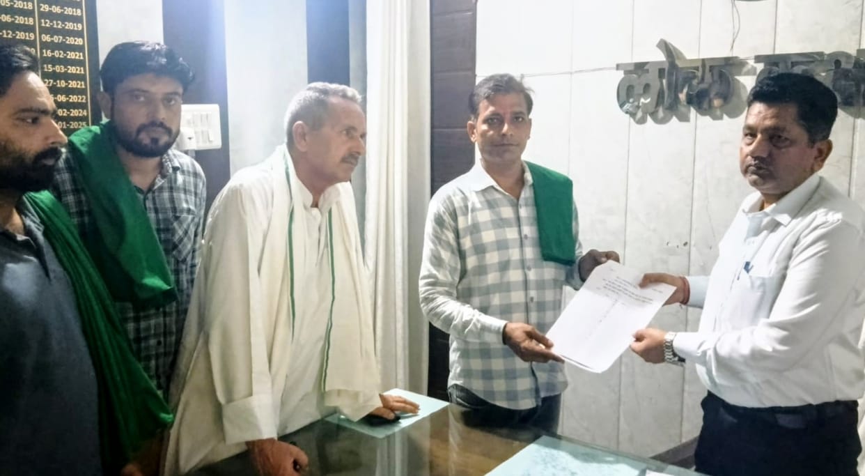 Villagers met the SDM to protest against the installation of a tower in a populated area.