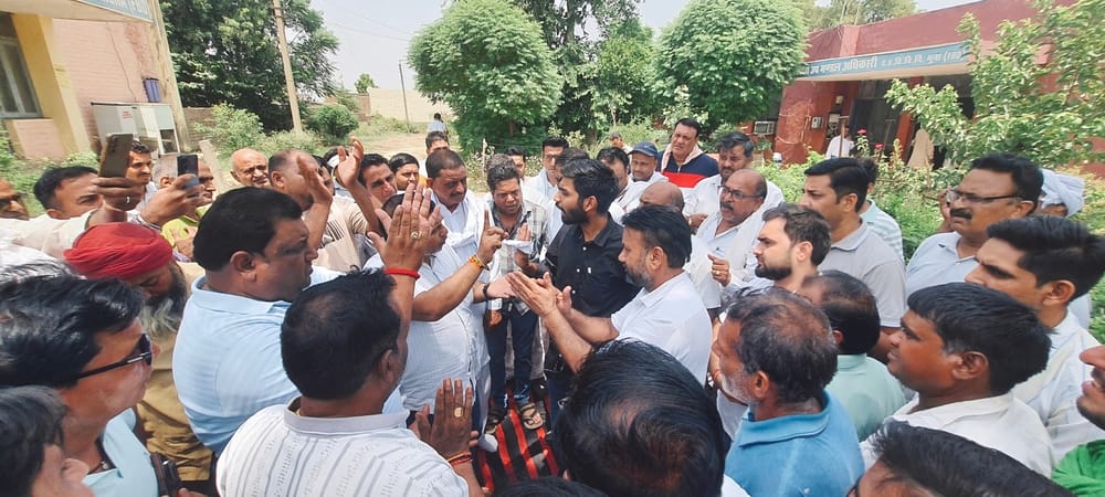 भूना। अघोषित बिजली कटों के विरोध में प्रदर्शनकारियों को आश्वासन देते एसडीओ विक्की कश्यप। स्त्रो