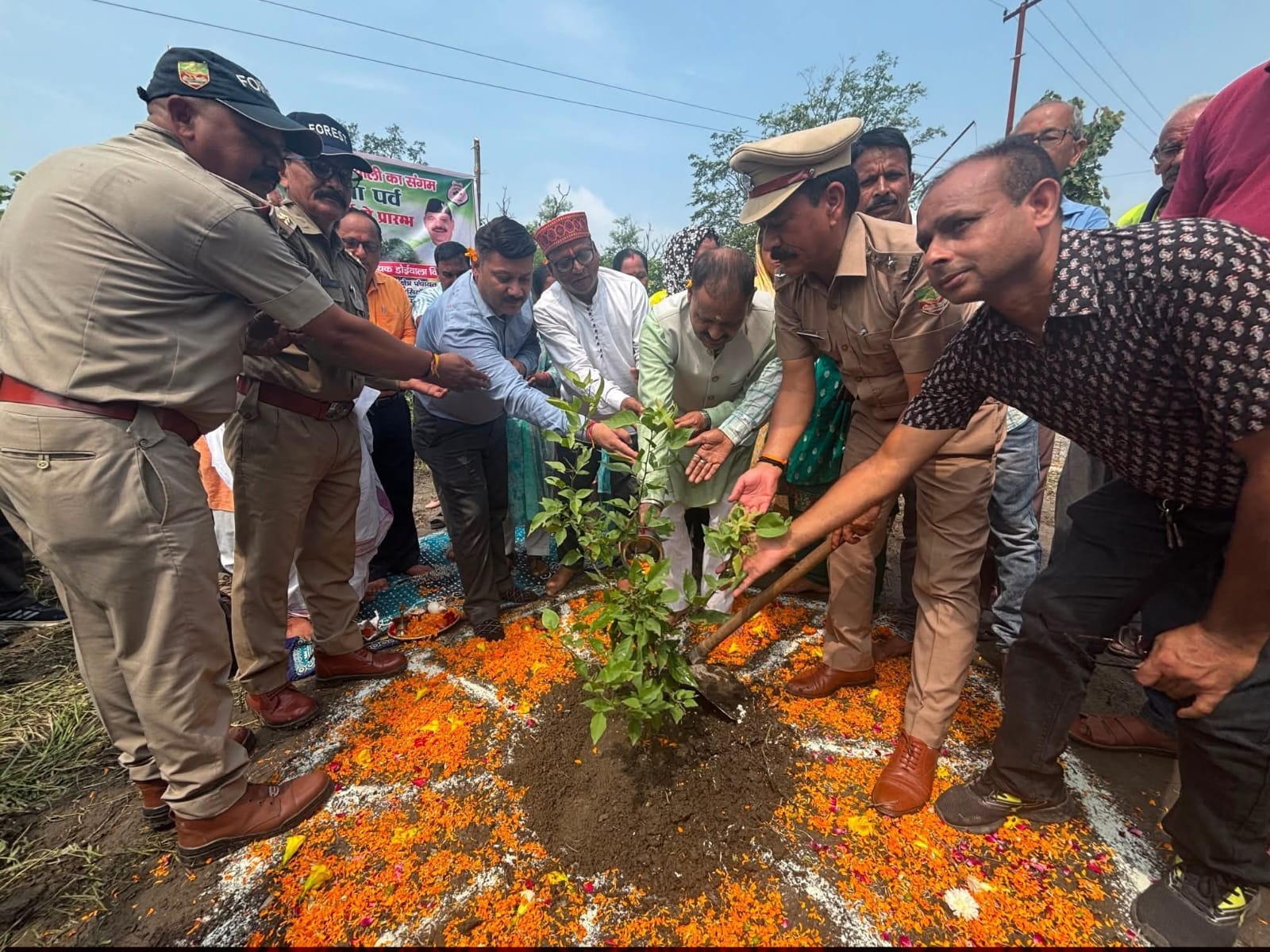 भोपालपानी वन चौकी के पास पौधरोपण करते विधायक और वनकर्मी: जागरूक पाठक