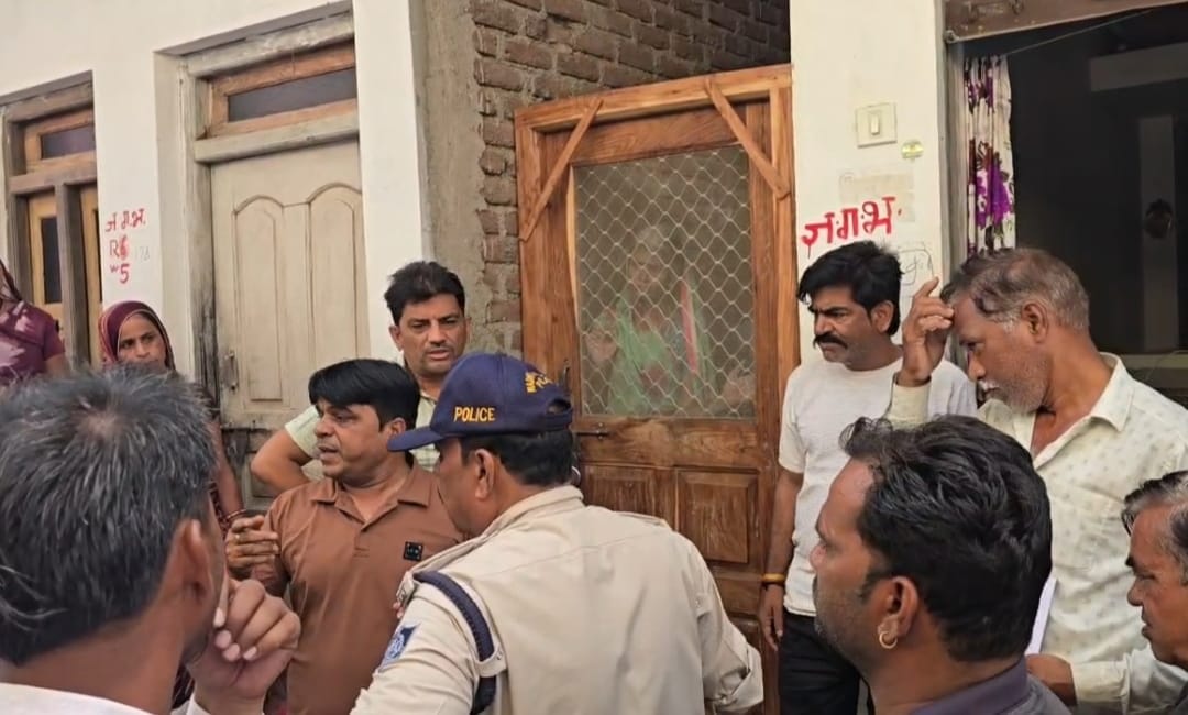 बुजुर्ग मां को कमरे में रखा था कैद, पुलिस ने कराया मुक्त।