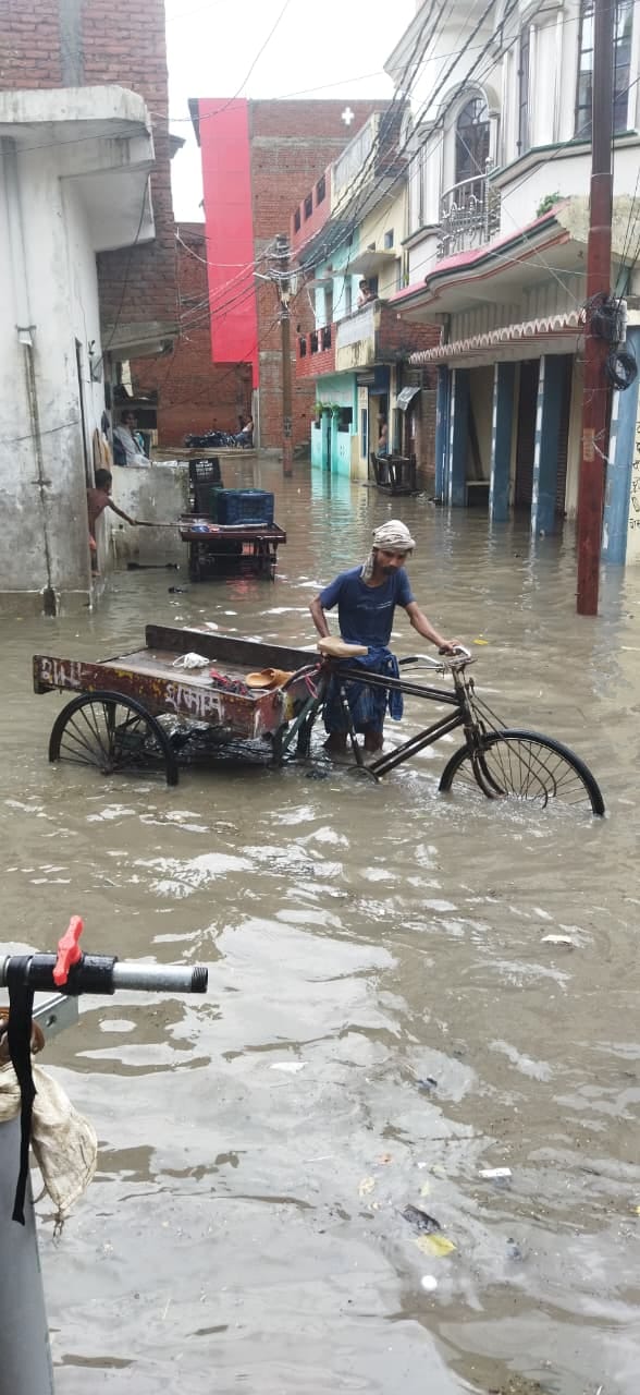 One hour of rain causes waterlogging in Kopaganj, exposing the reality of the drainage system.