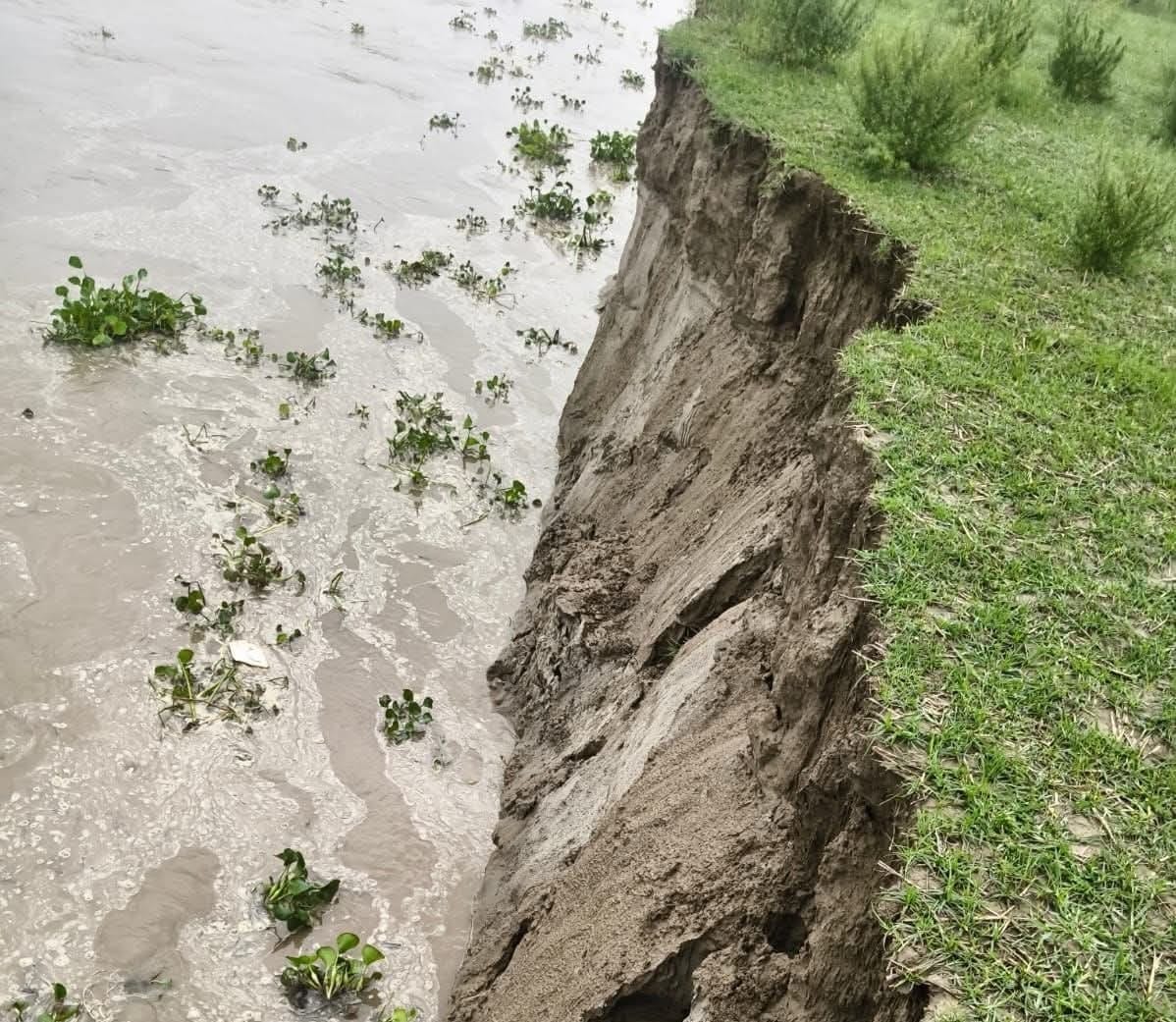 The Saryu River has come within 35 meters of the inhabited area.