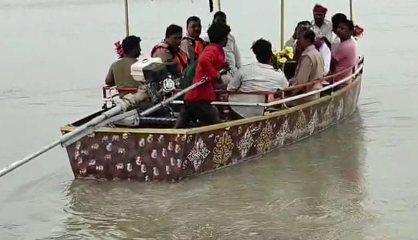 बाढ़ प्रभावित क्षेत्र में गश्त करता बचाव दल । संवाद