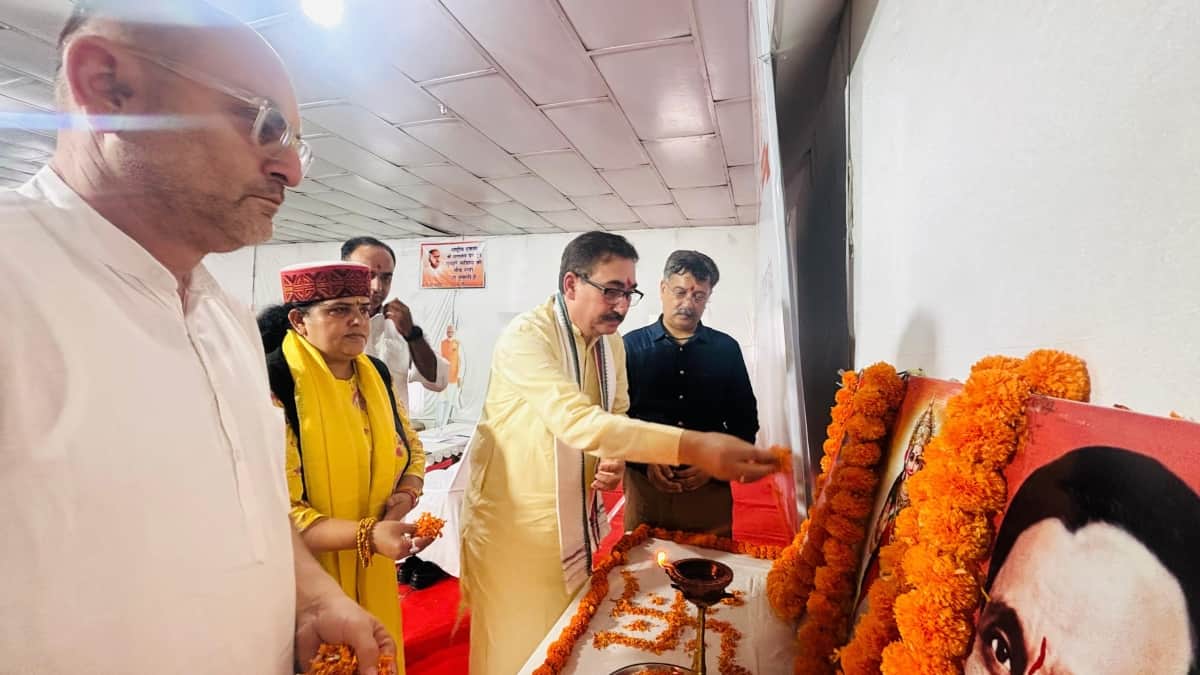 डाढ़ में पंडित दीनदयाल उपाध्याय प्रशिक्षण महाअभियान के प्रशिक्षण शिविर का शुभारंभ करते विपिन सिं