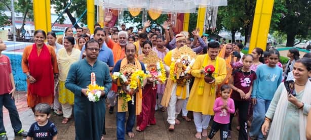 एनटीपीसी आवासीय परिसर स्थित संगम कल्ब में भगवान जगरनाथ भगवान का पूजा अर्चन करते कार्यकारी निर्द