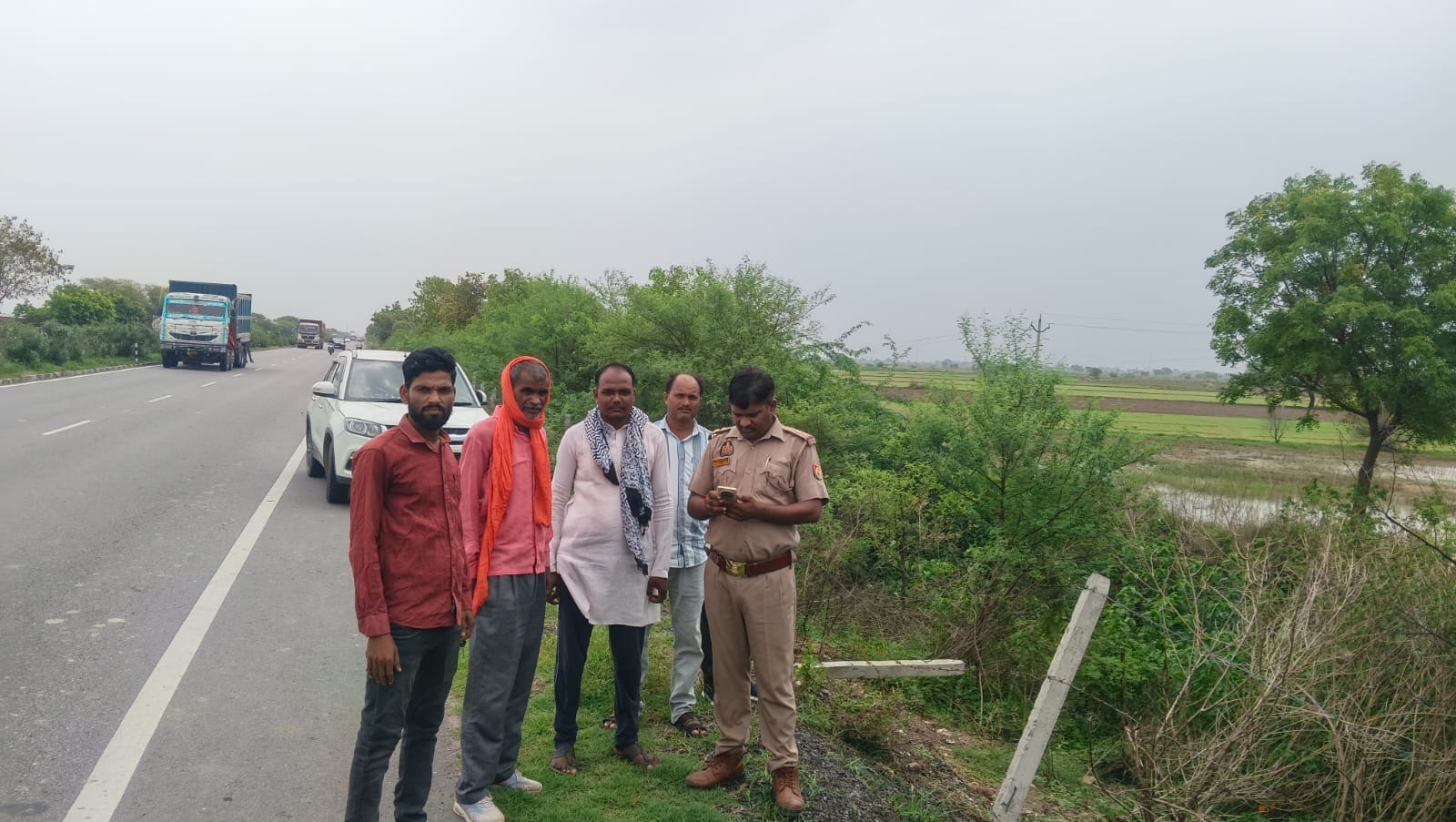 फोटो - 09 हाईवे किनारे जांच पड़ताल करती पुलिस। संवाद