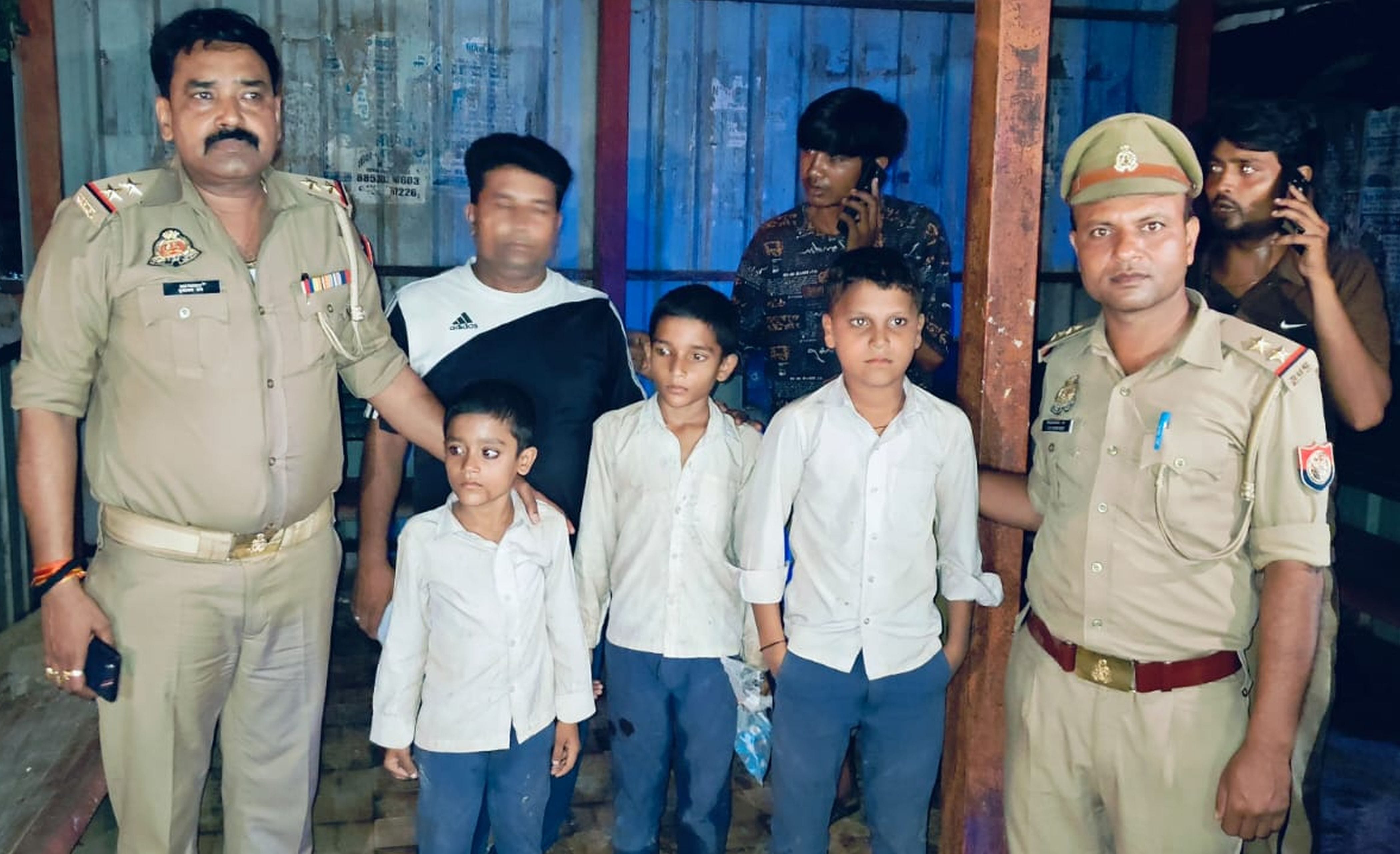 फोटो-11-छात्रों के साथ मौजूद पुलिस। स्रोत: पुलिस