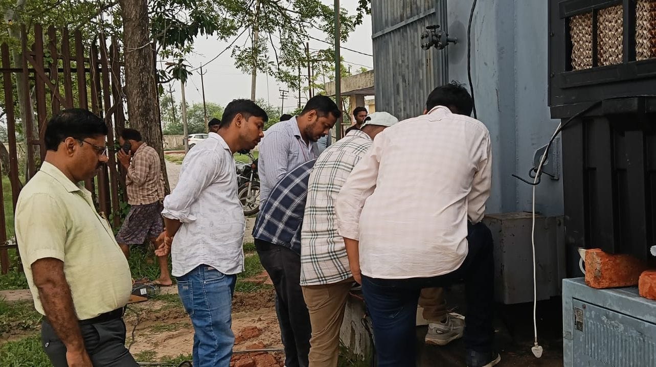 फोटो-14-पुरवा उपकेंद्र में ट्रांसफार्मर में भूमिगत अर्थिंग पाइपलाइन की जांच करती टीम। स्रोत: कर