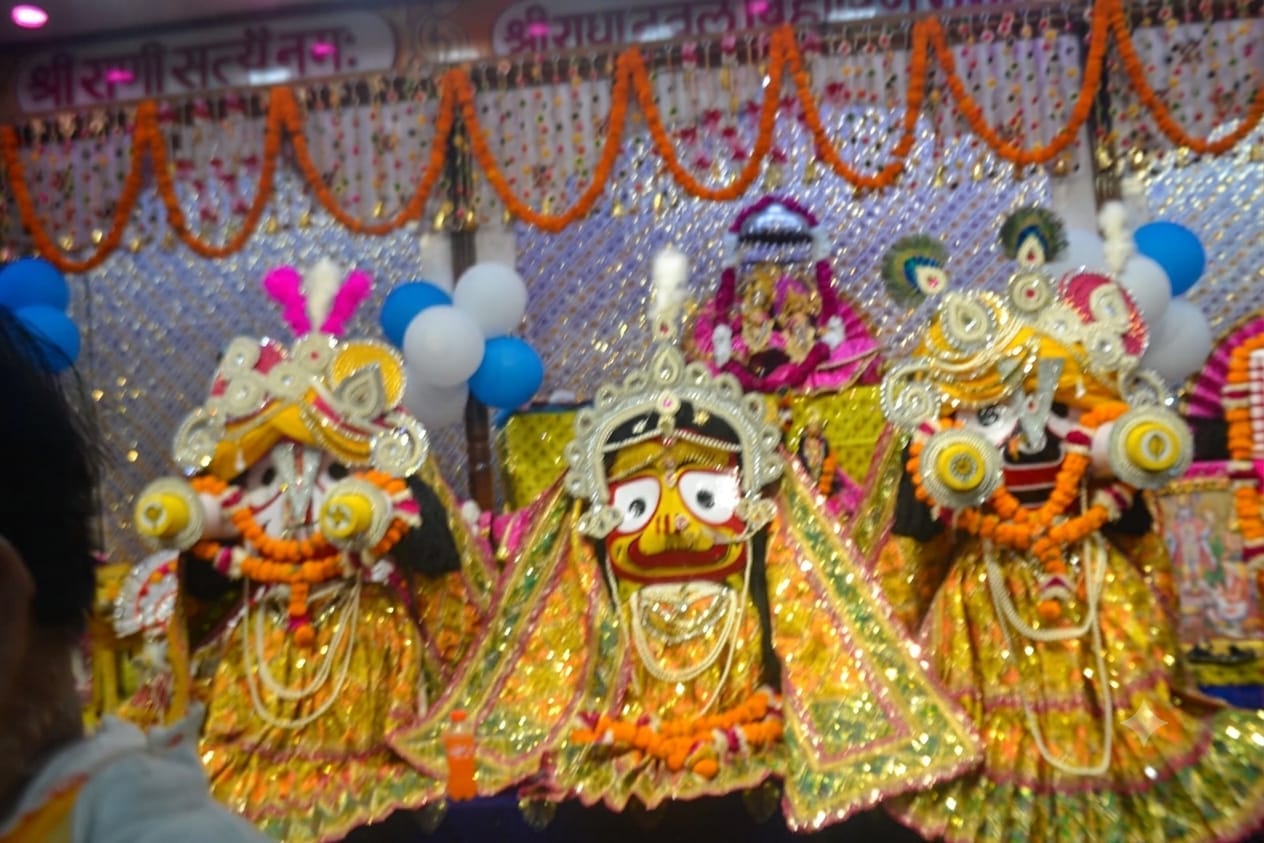 फोटो-18 रथ पर विराजमान भगवान जगन्नाथ, माता सुभद्रा व बलभद्र। स्रोत: जागरूक पाठक