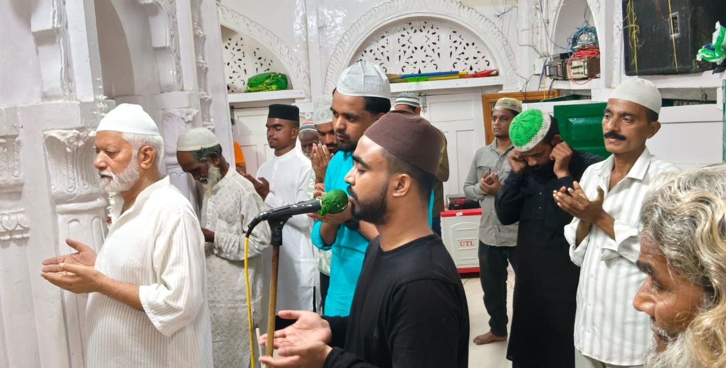 फोटो-2-बाबा हुरमत शाह के आस्ताने पर दुआ माँगते अकीदतमंद।-संवाद