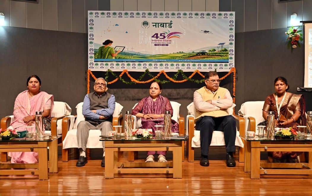फोटो-23-नाबार्ड के कार्यक्रम में अधिकारियों के साथ मंच पर मौजूद सरोजनी व ललिता। स्रोत: परिजन