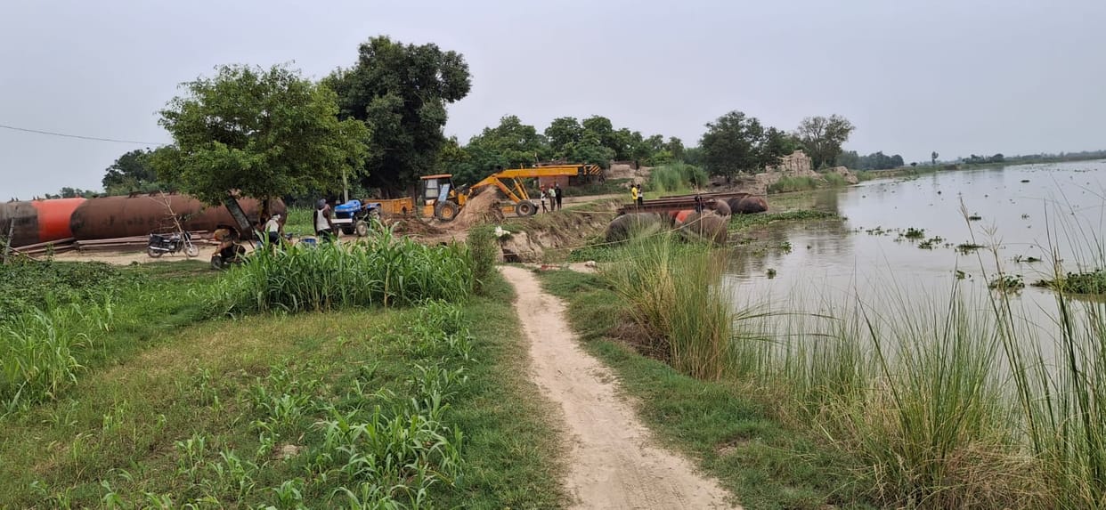Due to the increase in the water level of Ramganga, the work of the bridge under construction on the Gambhiri river has stopped.