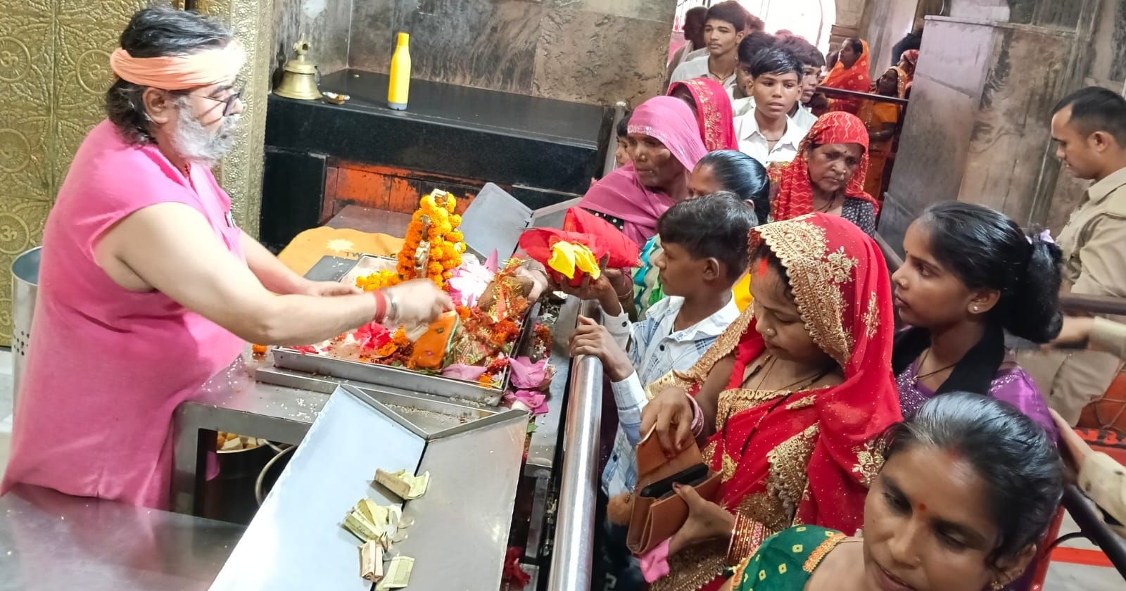 फोटो-27-बलरामपुर के शक्तिपीठ देवीपाटन मंदिर में पूजा अर्चना करते श्रद्धालु ।-संवाद