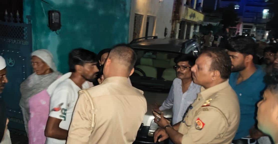 फोटो-31- आवास-विकास ए ब्लॉक में वृद्धा की हत्या के बाद जांच करती पुलिस। संवाद