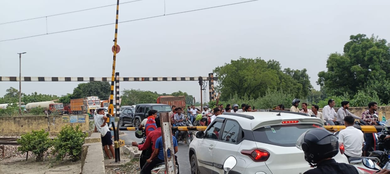 A section of the railway crossing did not open due to a technical glitch.