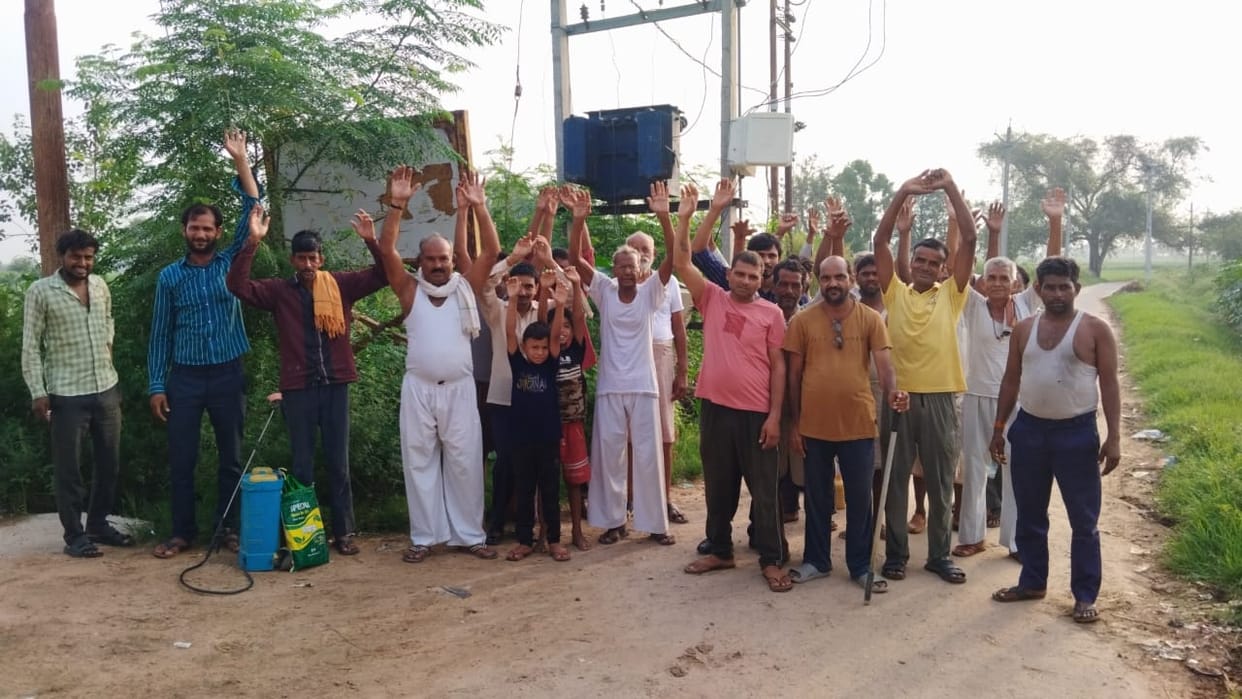 Transformer burnt out for 20 days; villagers desperate for water amidst the heat.