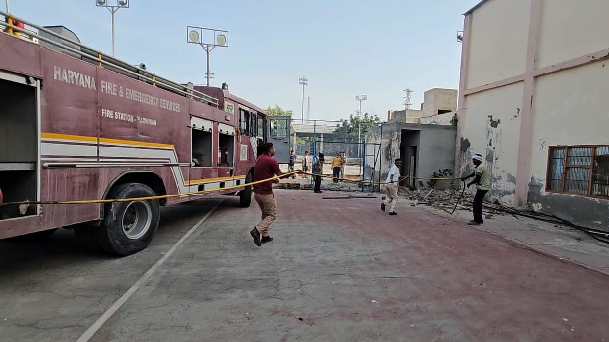 A welding spark caused a fire in the badminton hall of Navdeep Stadium, which was brought under control by the fire brigade in time.