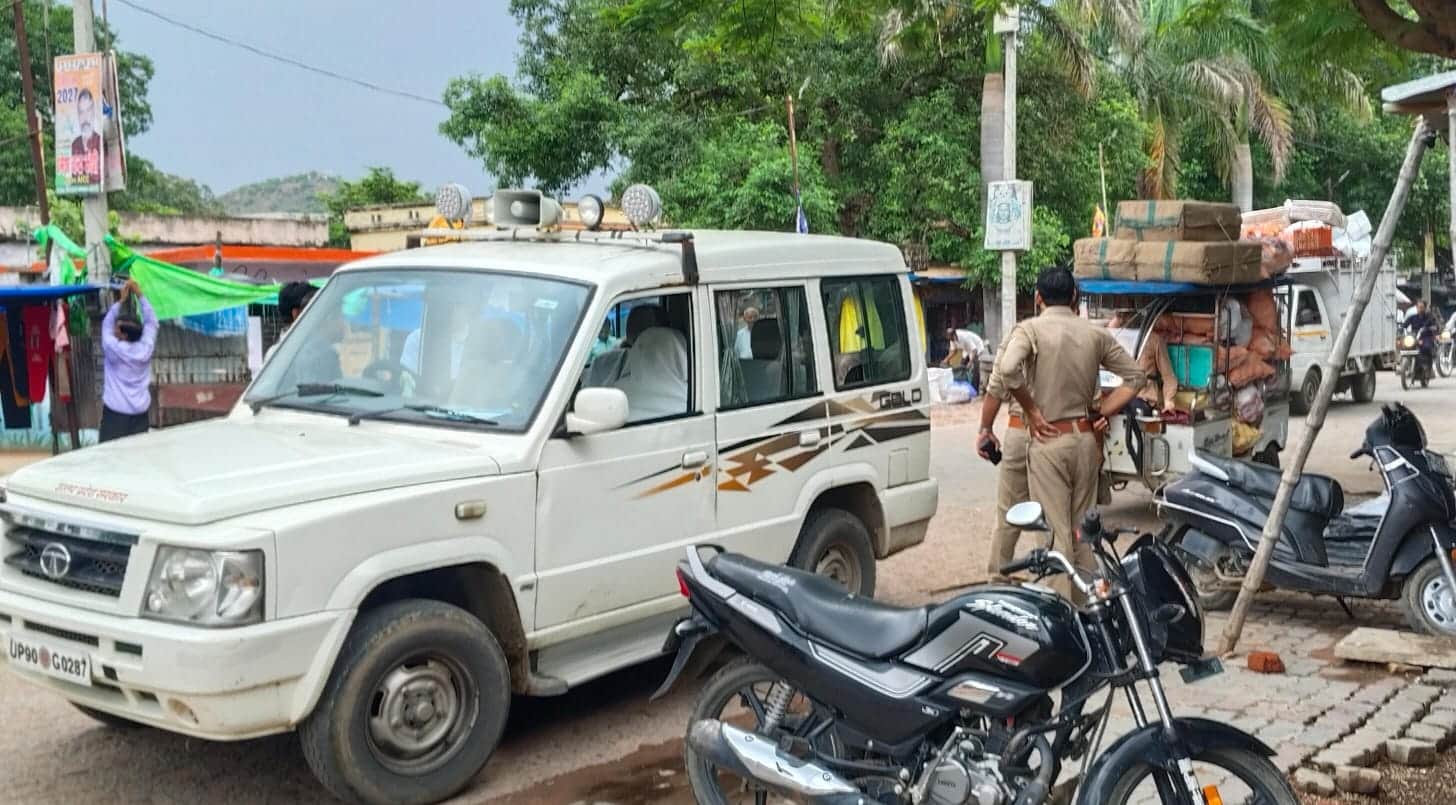 फोटो-7-सड़क पर खड़ी जीएसटी टीम की कार व जांच करते अधिकारी। संवाद