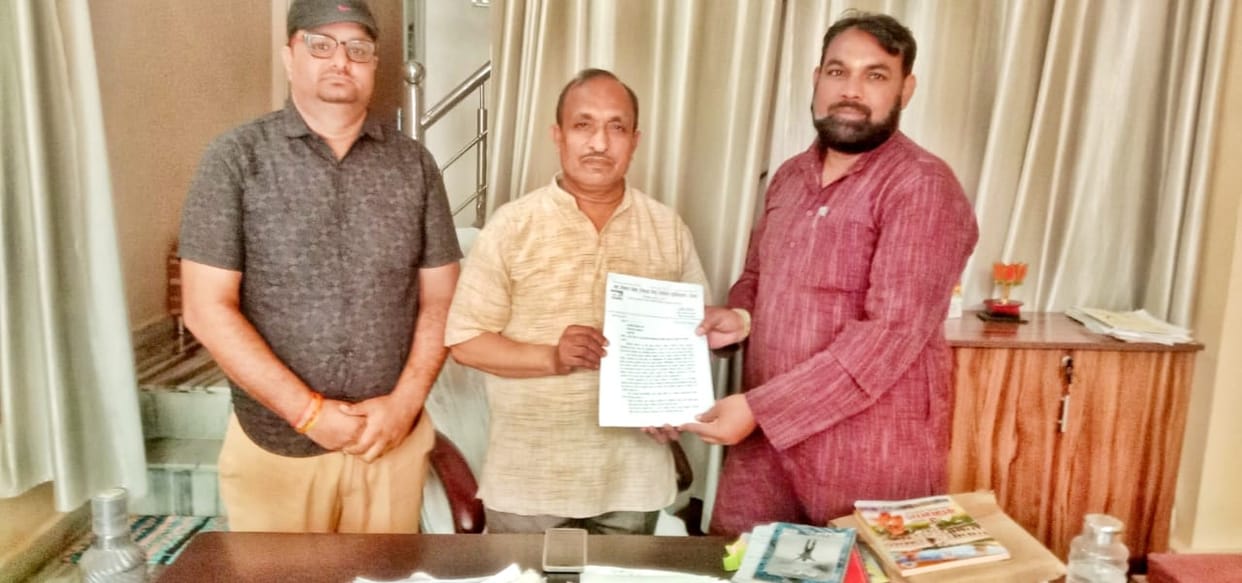 Village employment assistants submitted a memorandum to the Phaphamau MLA
