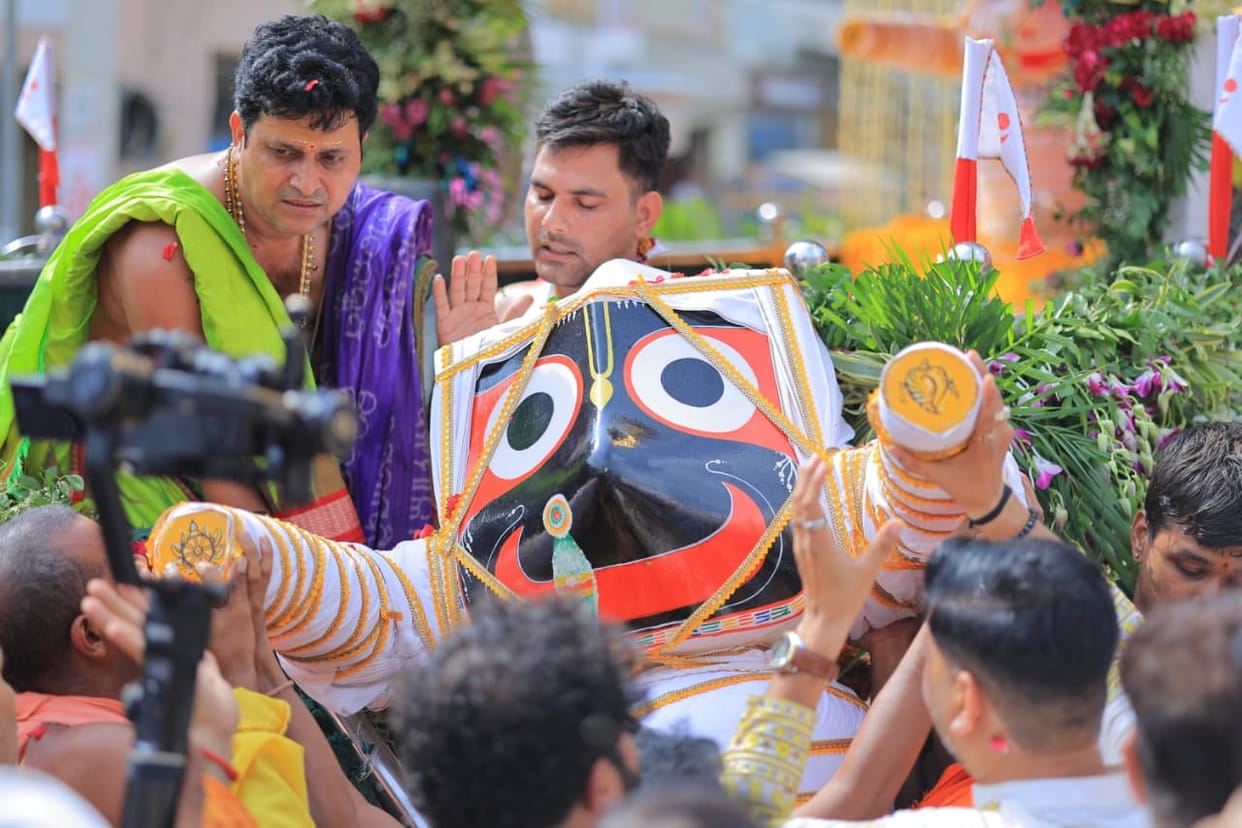 The Lord set out on a procession through the city with His siblings to bless the devotees.