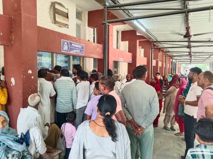 फतेहाबाद के नागरिक अस्पताल में डिस्पेंसरी के बाहर खड़े मरीज लाइब्रेरी