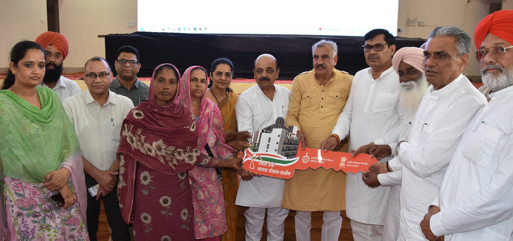 Prime Minister in Jind; leaders and party workers arrived in e-rickshaws to watch the live event