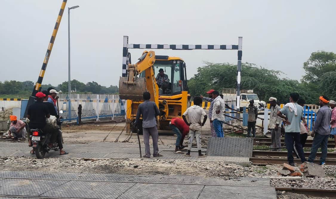 गौरा रेलवे स्टेशन के समीप क्रासिंग पर ट्रैक दुरुस्त करते कर्मचारी। संवाद