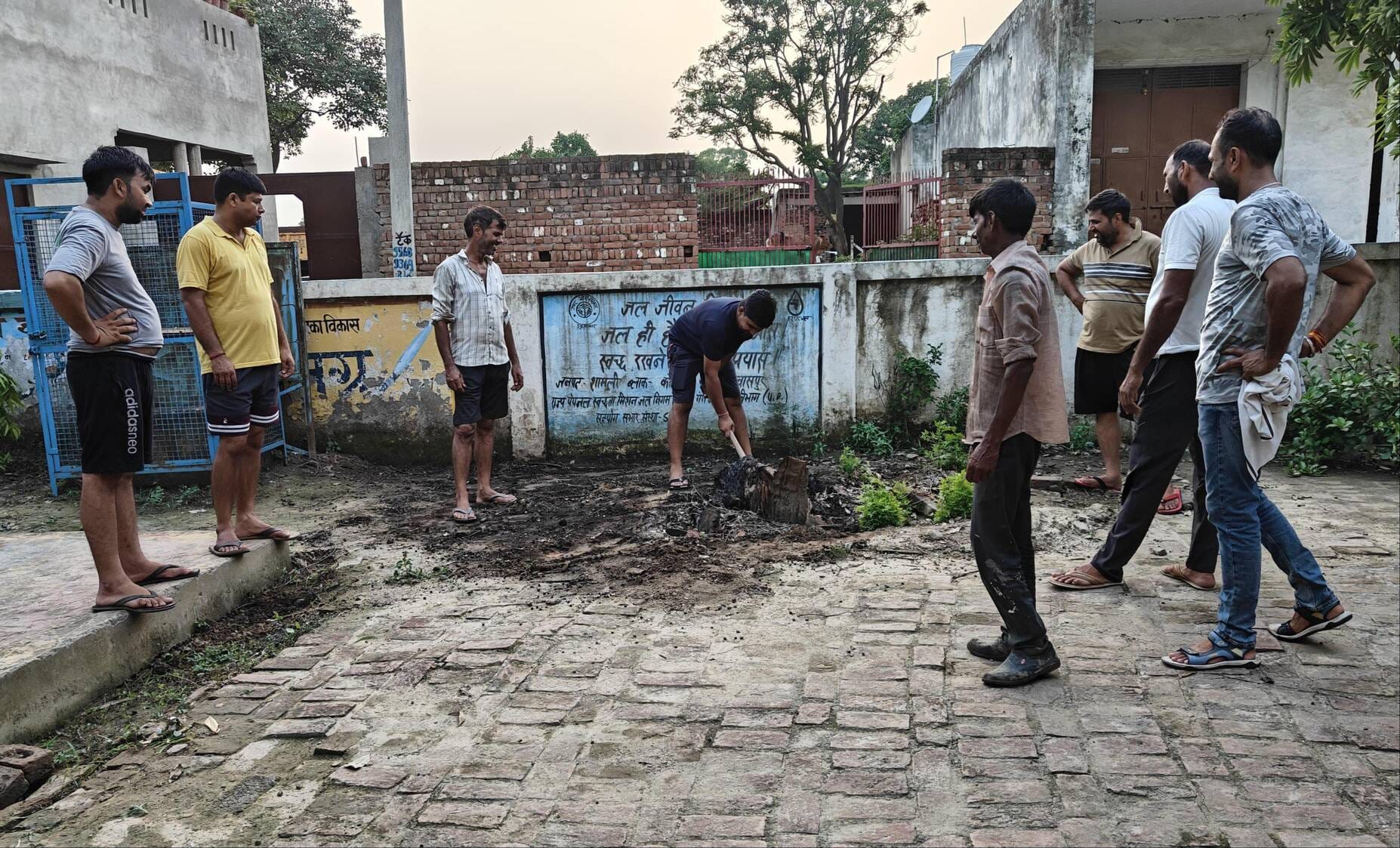 गांव मखमूलपुर के प्राथमिक विद्यालय में सफाई कार्य करते ग्रामीण। शिक्षिका