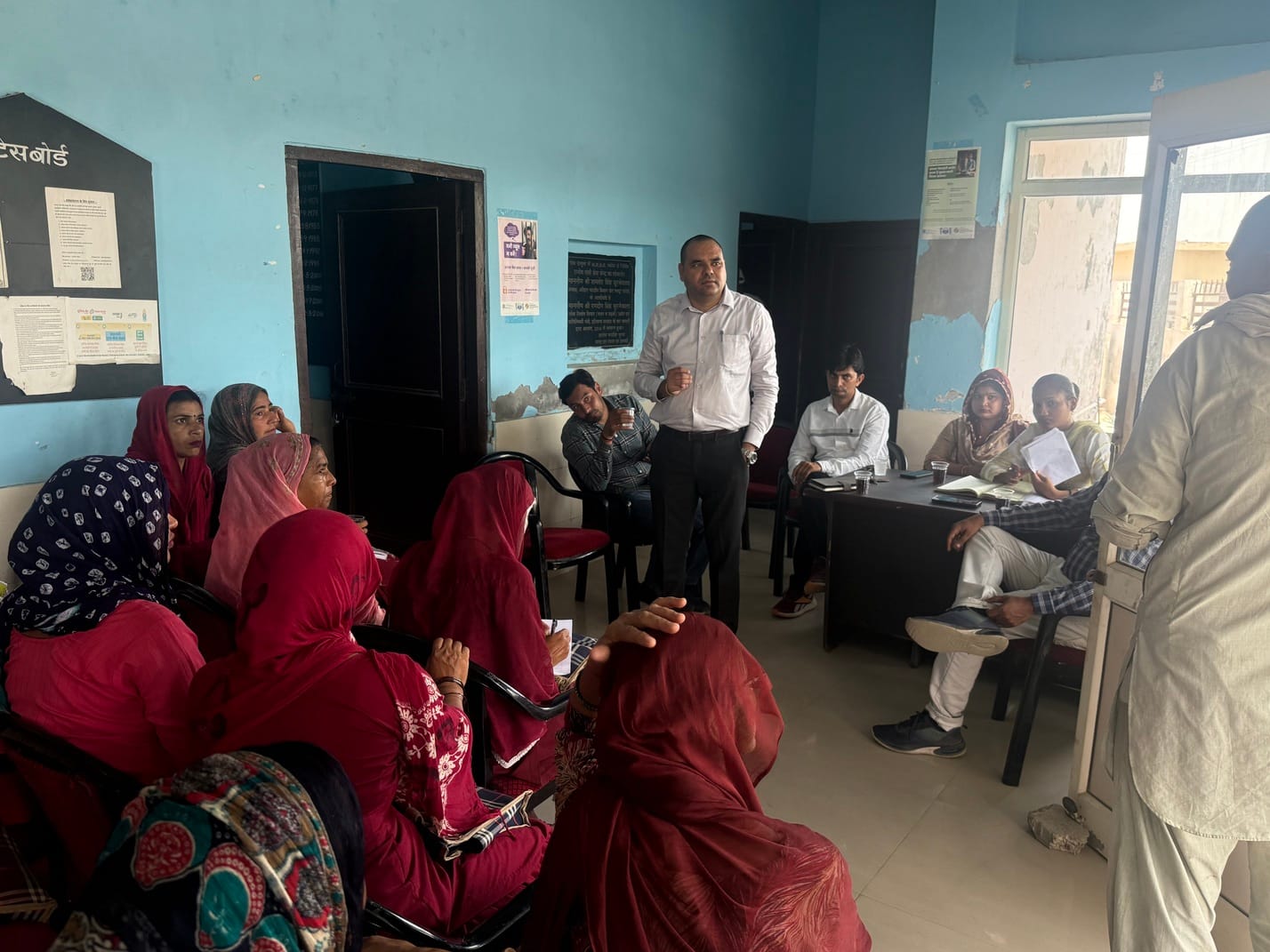 गांव सजूमा में ग्राम जल एवं सीवरेज समिति की बैठक में जानकारी देते जिला सलाहकार दीपक कुमार। विज्