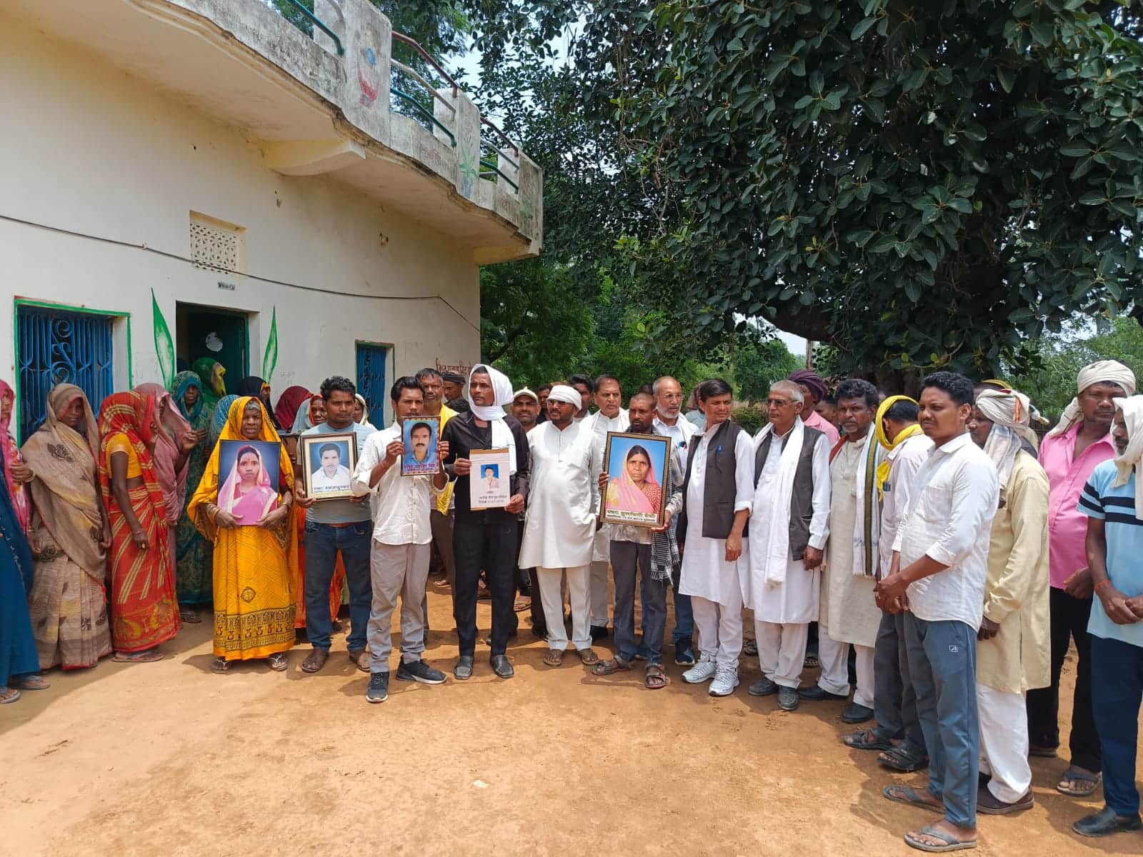 घोरावल क्षेत्र के उभ्भा कांड की सातवीं बरशी पर गांव में मौजूद लोग। स्रोत स्वयं
