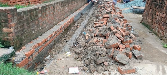 The drain was dismantled due to substandard construction materials; reconstruction is underway.