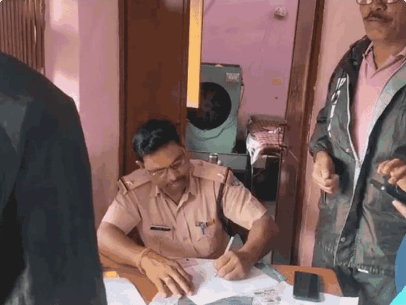 जांच करते हुए अधिकारी