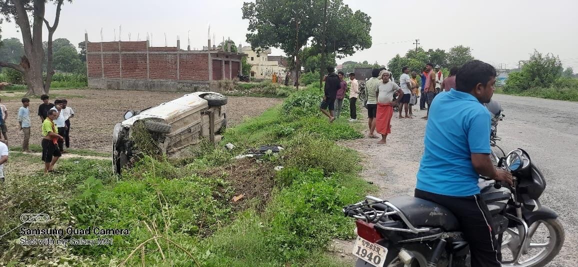 Car overturns after crashing into electricity pole; three injured.
