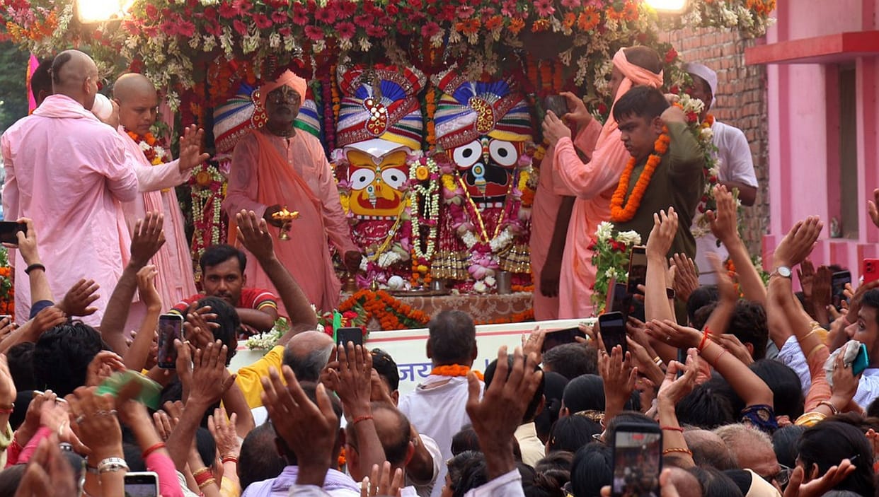 Jagannath Puri transforms into 'Lakshman Nagari'; devotees, immersed in faith, hold the ropes of the chariot.