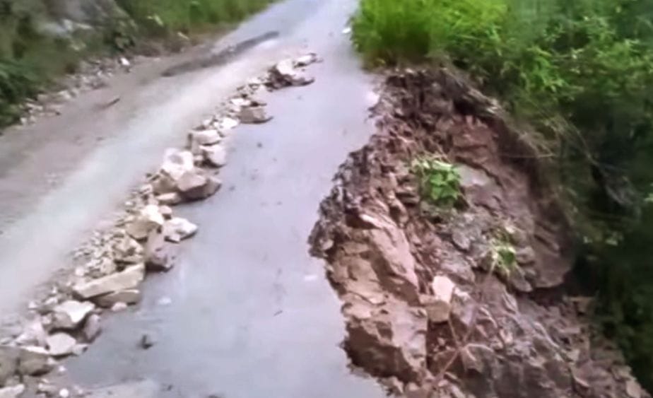 Retaining wall collapsed on the Jakhnikhal-Dabar road.