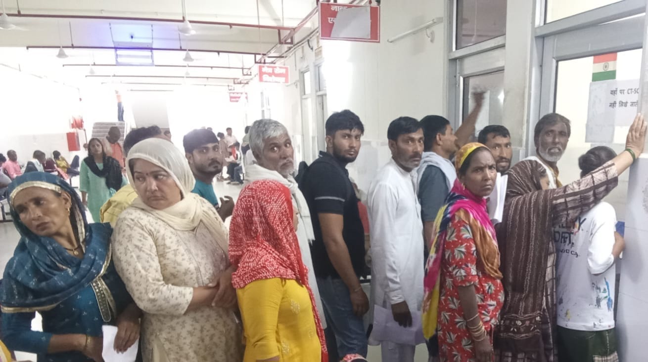 जिला अस्पताल में ओपीडी में लगी मरीजों की भीड़। संवाद