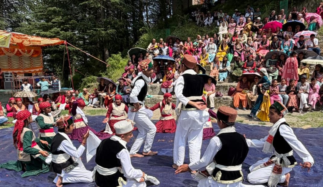 Women's groups and school children gave captivating performances at the Rampuri fair.