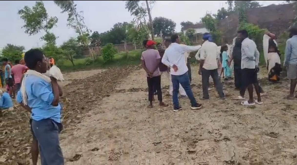 जमीन पर जंग एक की मौत