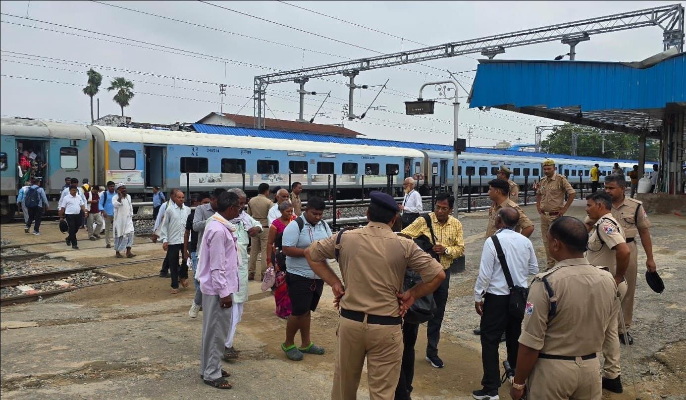 ज्वाइंट रेलवे टीम द्वारा बिना टिकट के यात्रा करने वाले के खिलाफ चलाया गया अभियान:सोर्स रेलवे पु