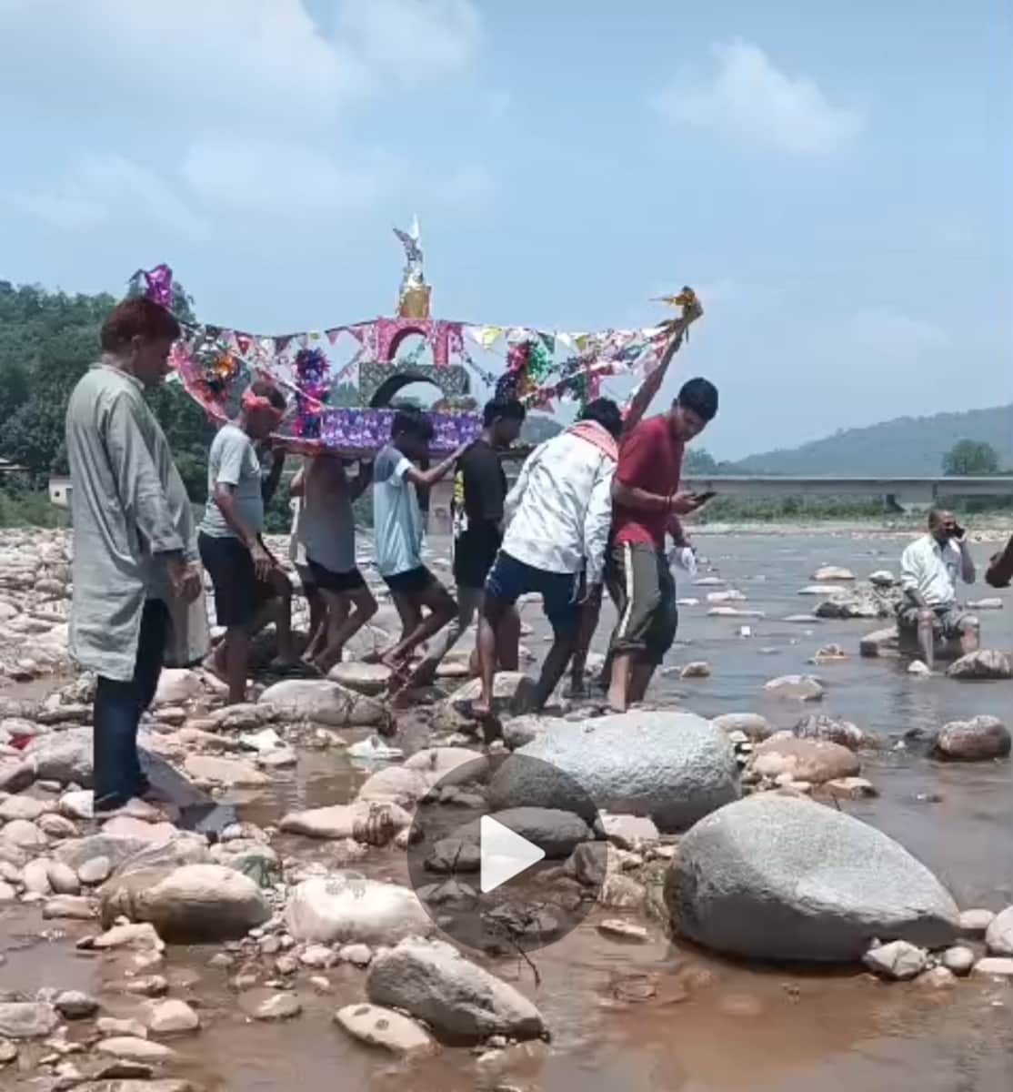 जवाली में ख्वाजापीर का विसर्जन करते हुए लोग। स्रोत: जागरूक पाठक