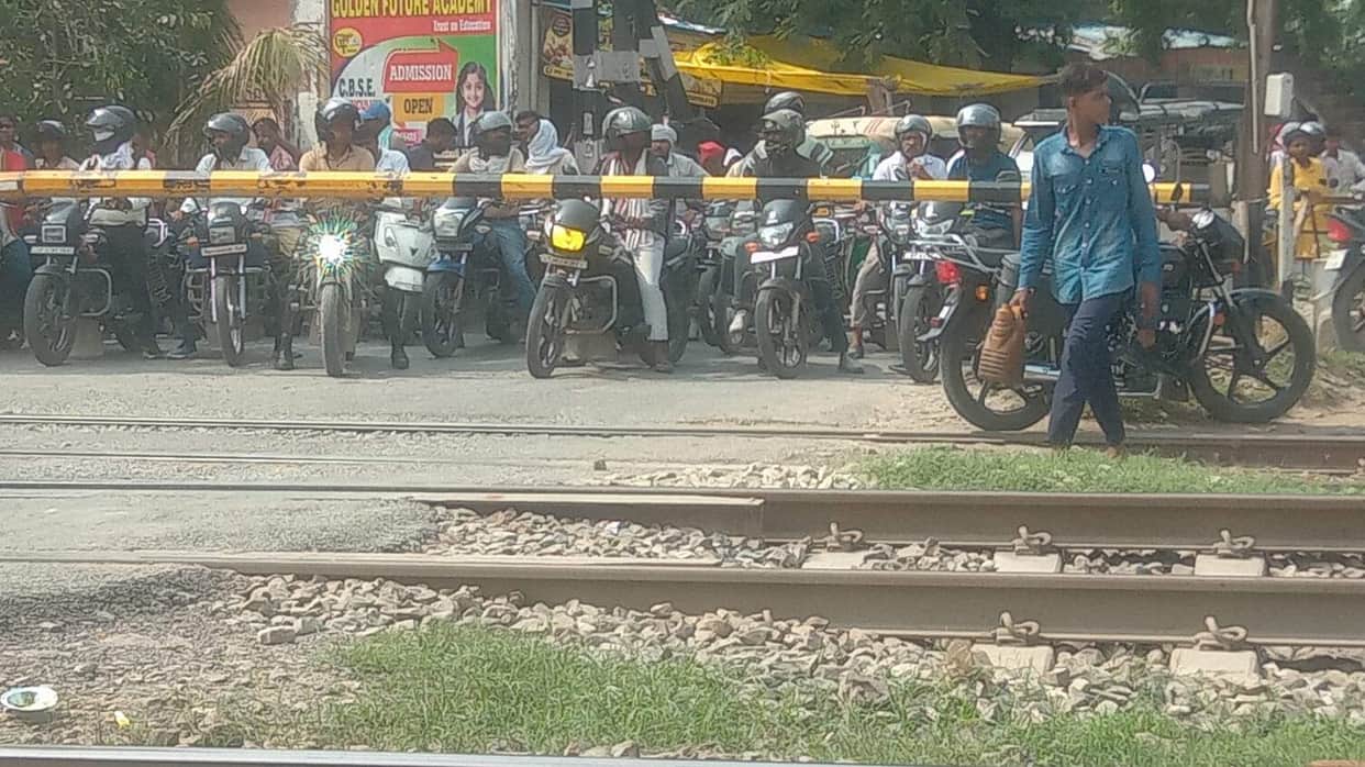 Railway crossing gate remained closed for an hour and a half; a two-kilometer-long traffic jam ensued.