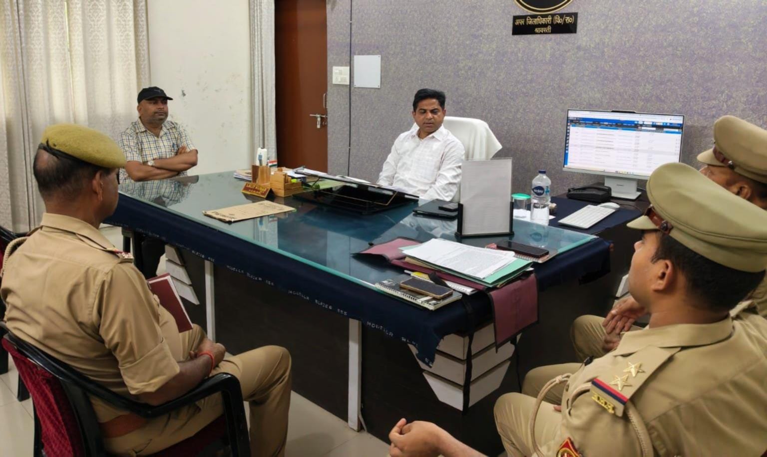 कलेक्ट्रेट में एसडीआरफ व एनडीआरएफ के प्रभारियों के साथ बैठक करते एडीएम।
