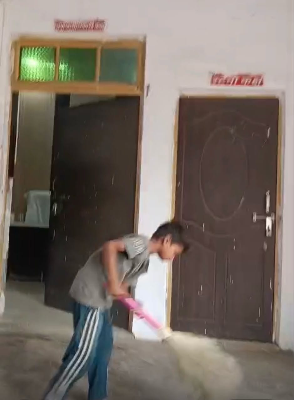 केराकत उपजिलाधिकारी कार्यालय में झाड़ू लगाते हुए नाबालिग। स्रोत-अधिवक्ता