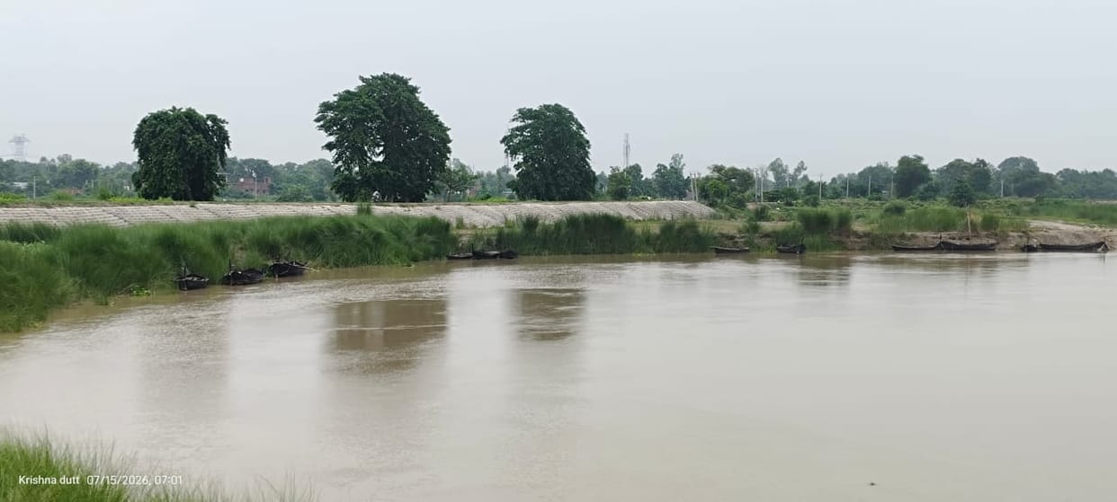 Saryu water level reaches warning mark; increased pressure on Tariya-Chandpur embankment.