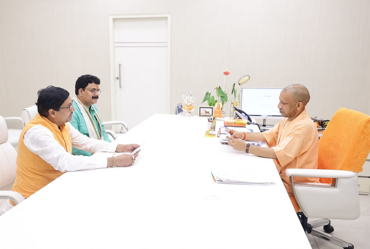 MLA met Chief Minister, invited to come to Badlapur Mahotsav