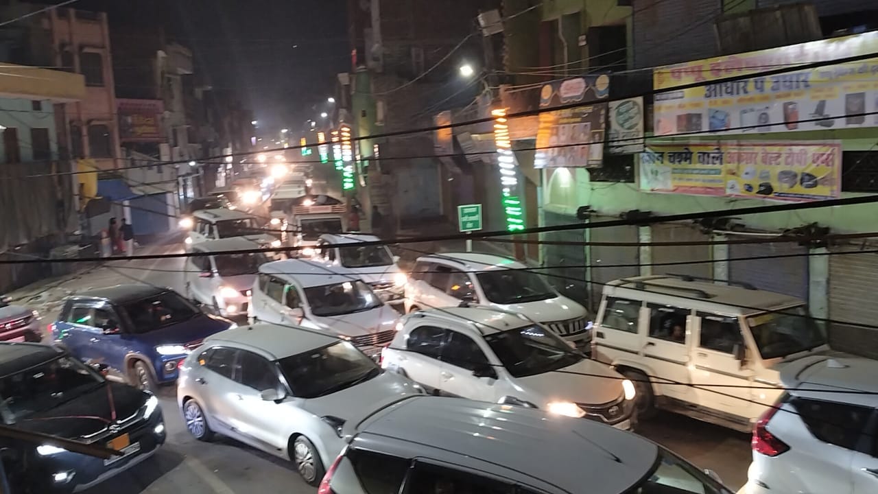 मुंगराबादशाहपुर चौराहे पर लगा जाम। संवाद।