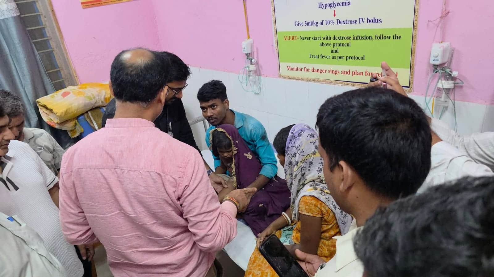मासूम आयुष का अस्पताल में इलाज कराते परिजन
