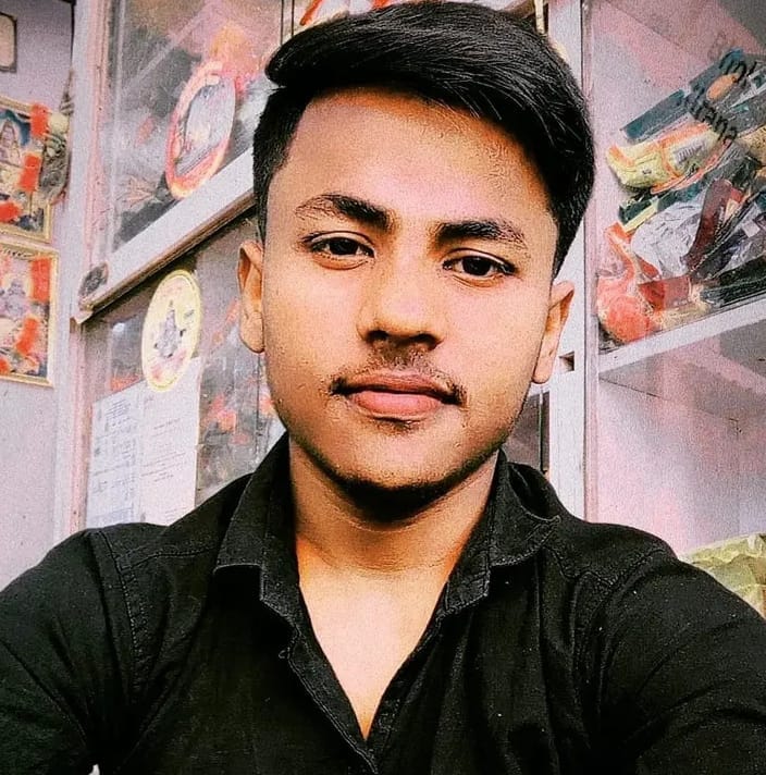 A young man was found unconscious in the warehouse of his uncle's shop, and died during treatment.