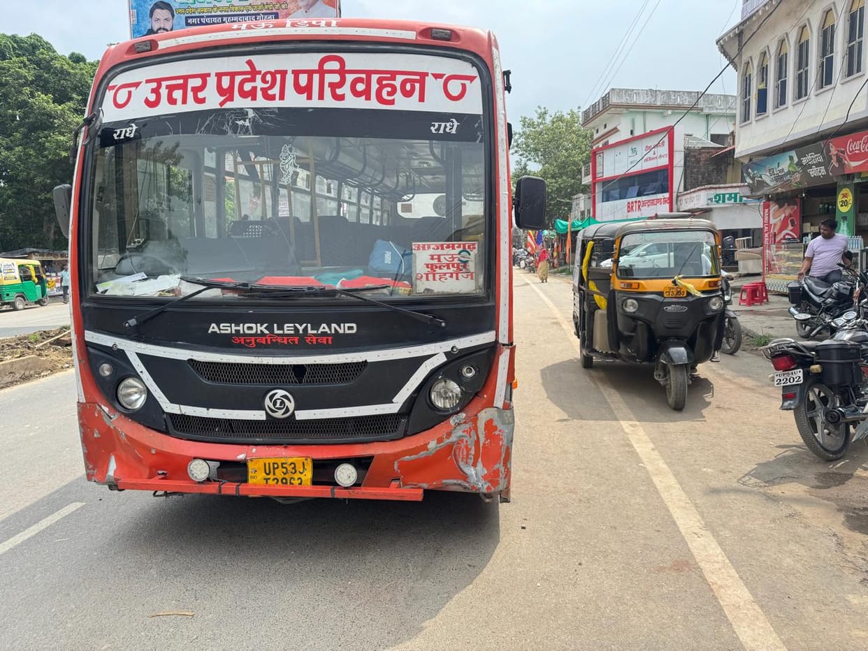 Front wheel of moving bus breaks; passengers have a narrow escape.