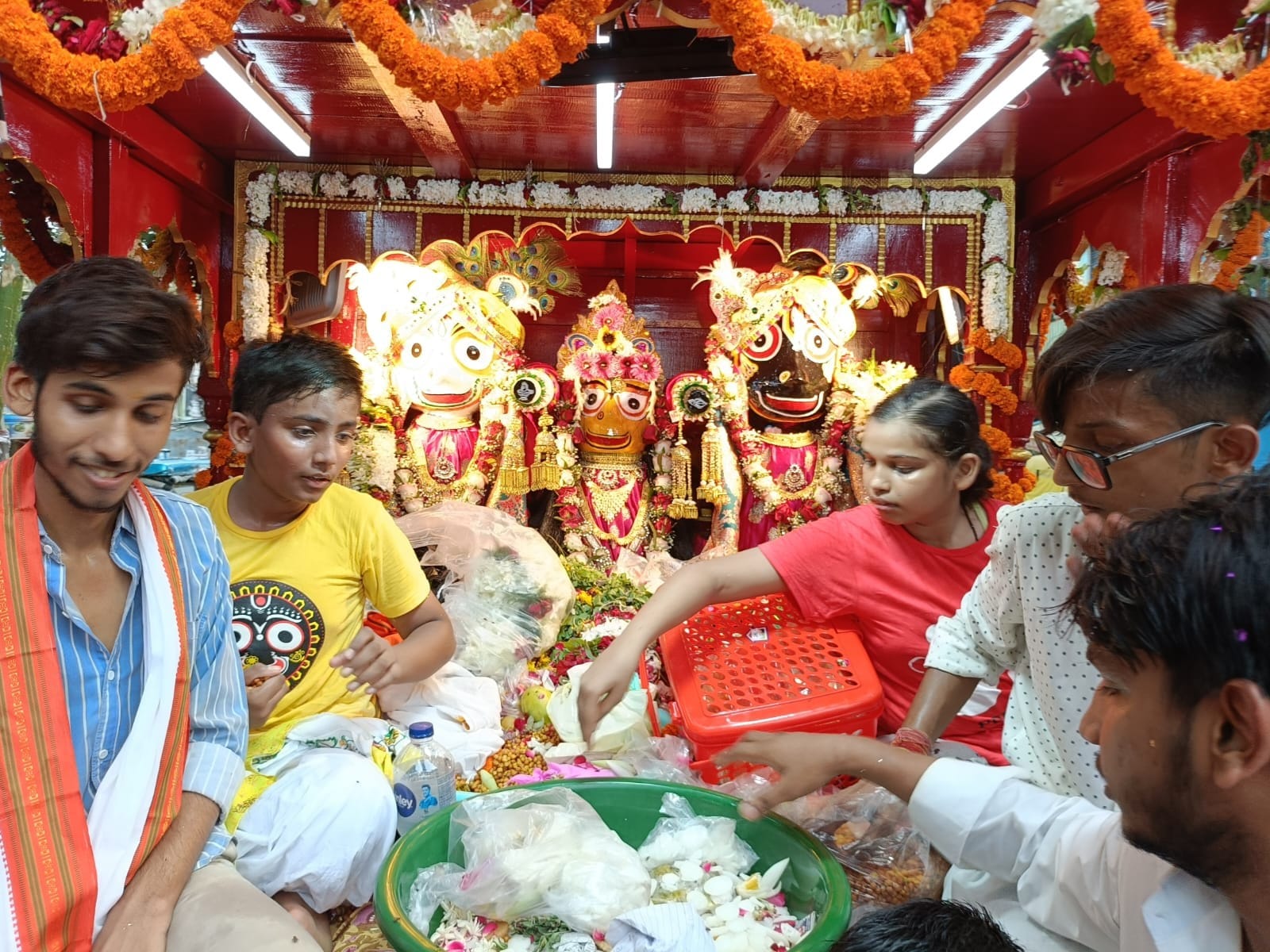 नगर के बाबा बालेश्वर मंदिर के समीप स्थित ठाकुरबाड़ी से जगन्नाथ रथ यात्रा निकालते श्रद्धालु।संव